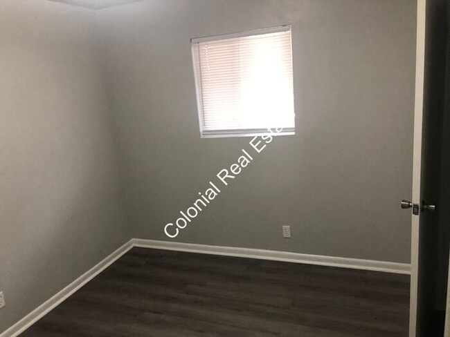 Building Photo - Updated and spacious 2 bedroom 1 bathroom apartment for rent!