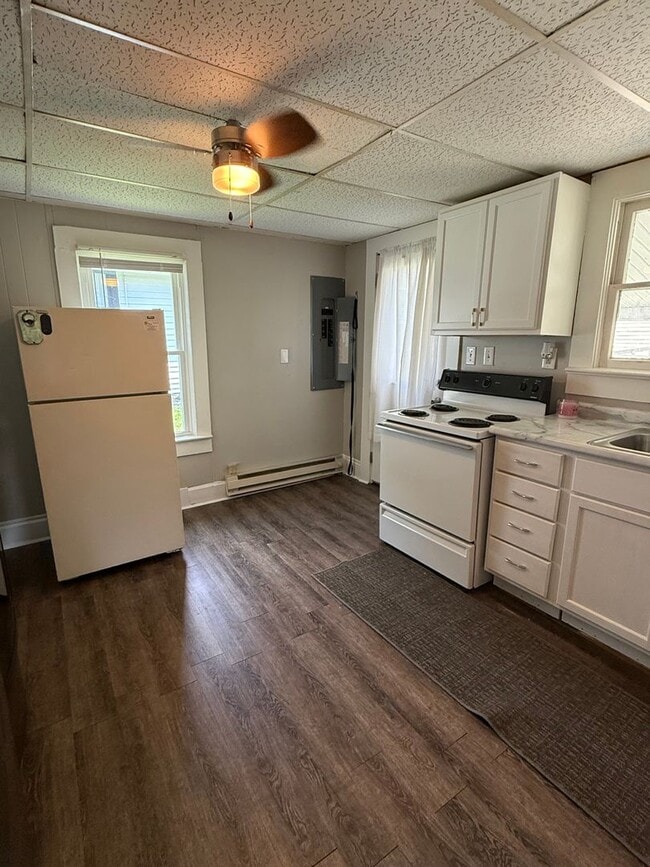 Building Photo - Cozy  Home