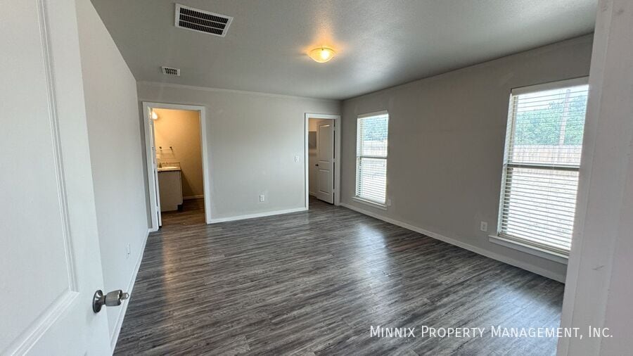 Building Photo - 2134 N Texas Ave