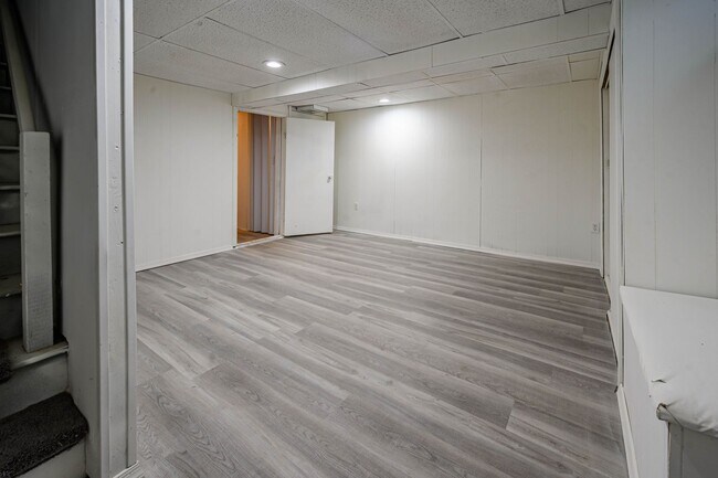 Building Photo - Completely renovated end row home! Stainle...