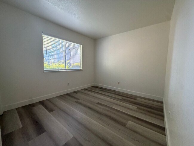Building Photo - Beautiful 2 bedroom 1 bath Available today! Apply today!