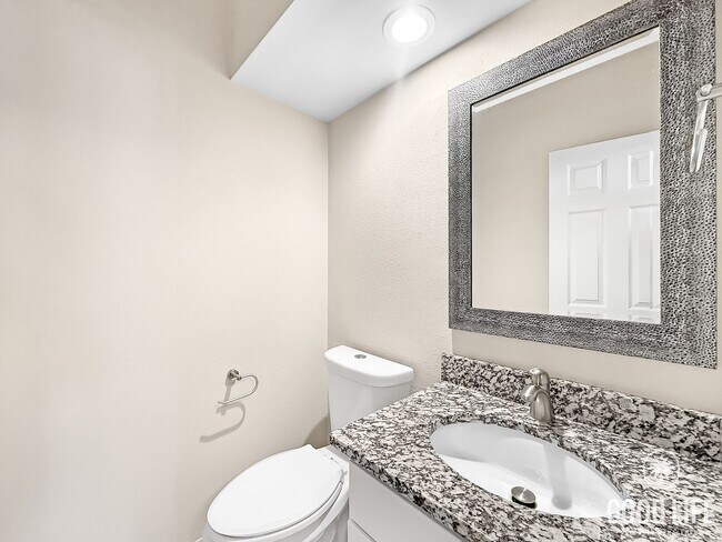 Building Photo - Beautiful 1B/1.5BA Upgraded Condo w/ Washer/Dryer and Private Patio!