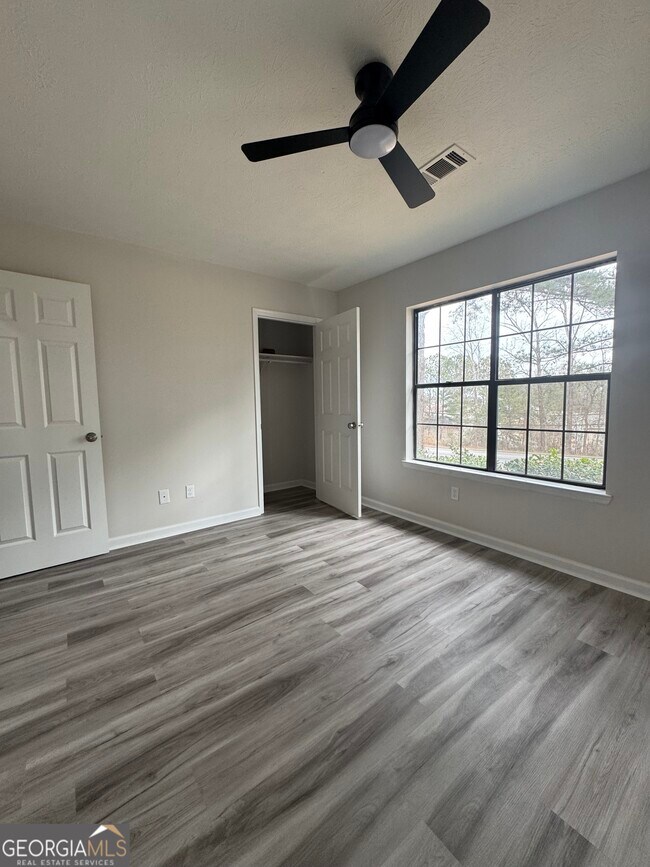 Building Photo - 3821 River Rd