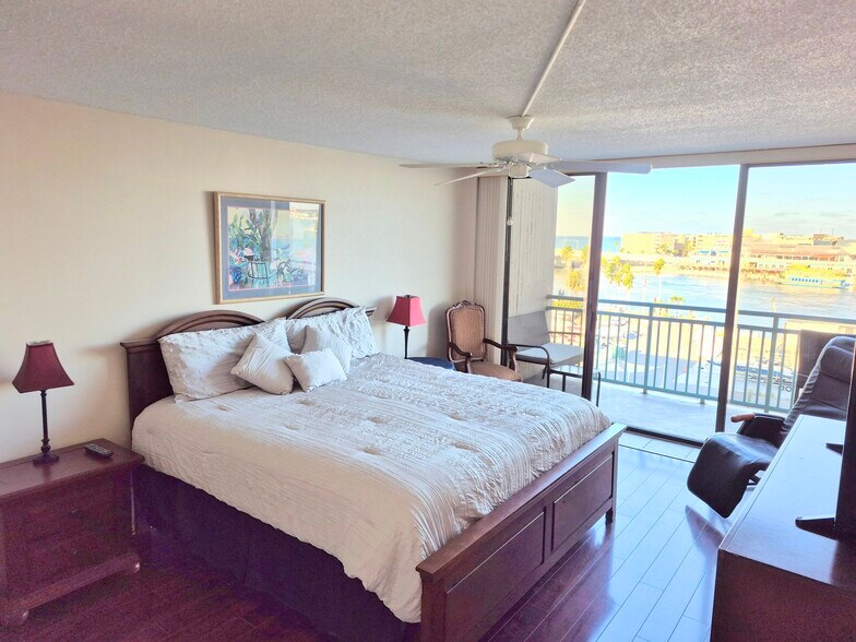 Building Photo - 1 Key Capri