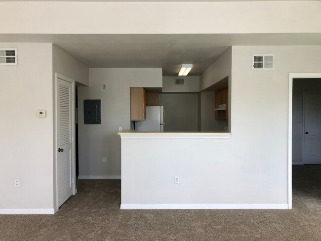 Building Photo - 2/2 condo becoming available February 1st,...