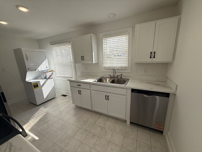 Building Photo - 15 Maple St