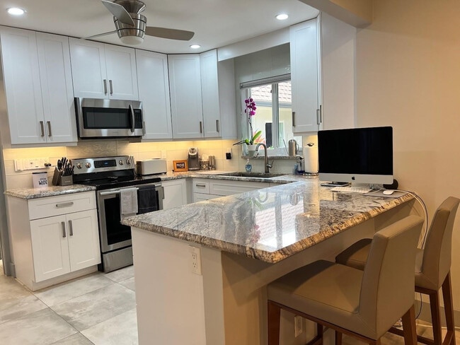 Building Photo - 4021 N Cypress Dr