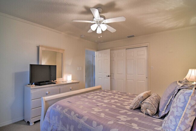 Building Photo - 5285 Coquina Key Dr SE