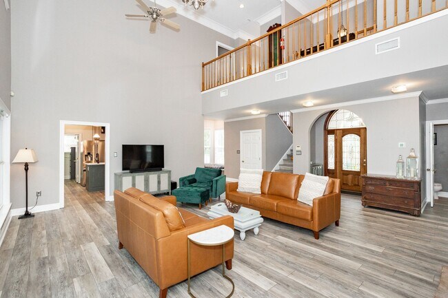 Building Photo - Historic Highland Road Beauty with Bayou V...