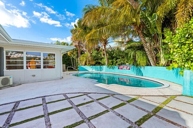 Building Photo - Single Family home on quiet street steps from the Intracoastal and Dining