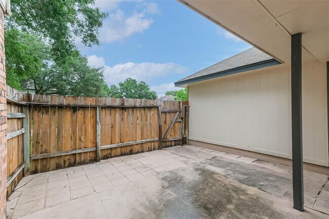 Building Photo - 10218 Hedge Way Dr