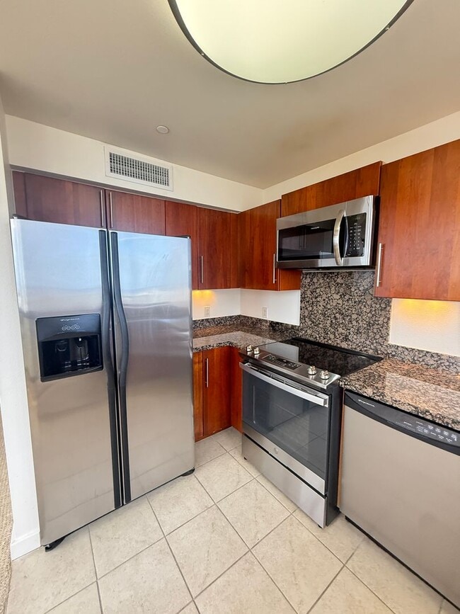 Building Photo - Available Now 1 Bed, 1 Bath, Kaka'ako, Oce...