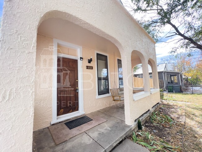 Building Photo - Downtown Two-Story Home