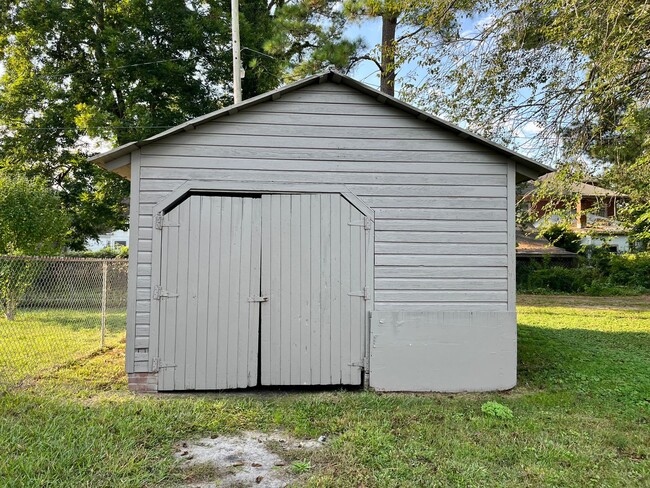 Building Photo - 905 Maple St