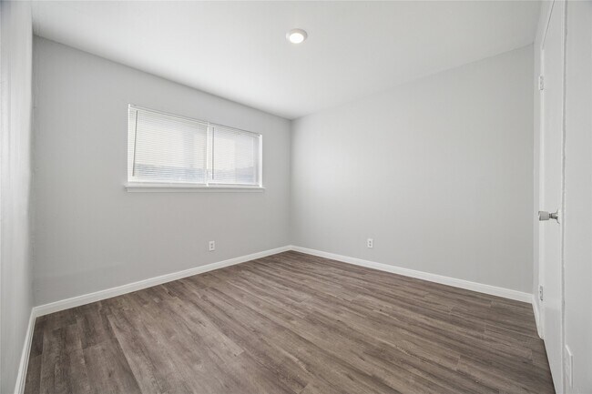 Building Photo - 1716 Crownover Rd