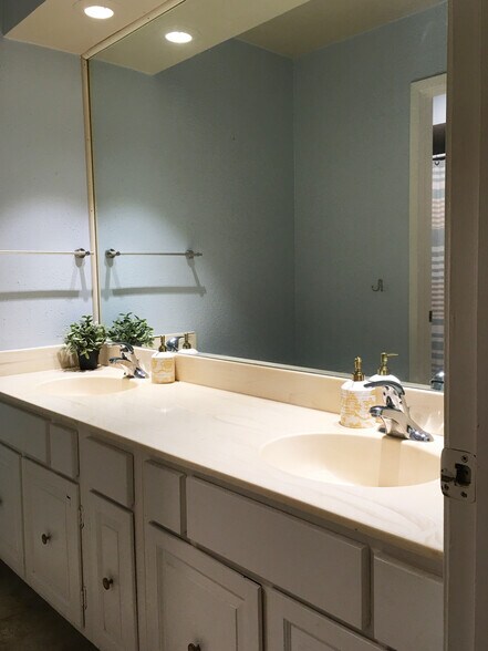 upstairs bathroom - 9106 Emberglow Ln