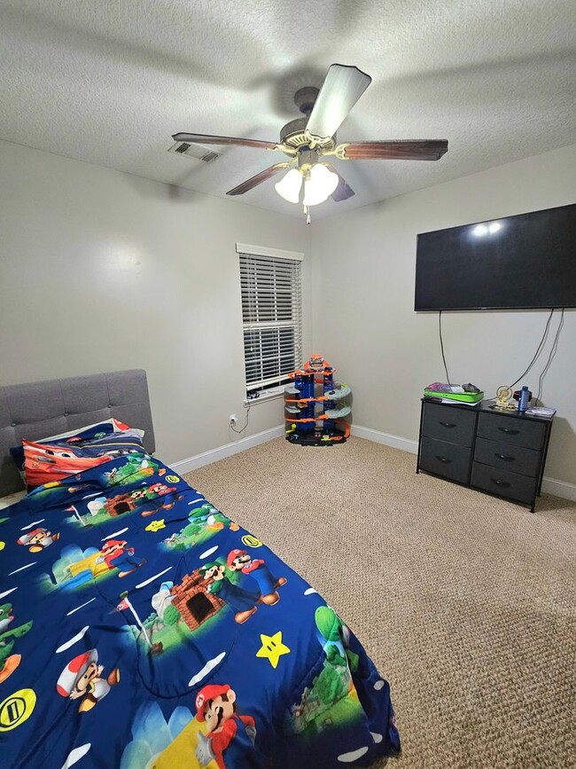 Building Photo - Spacious 5-Bedroom, 3-Bathroom Home for Re...