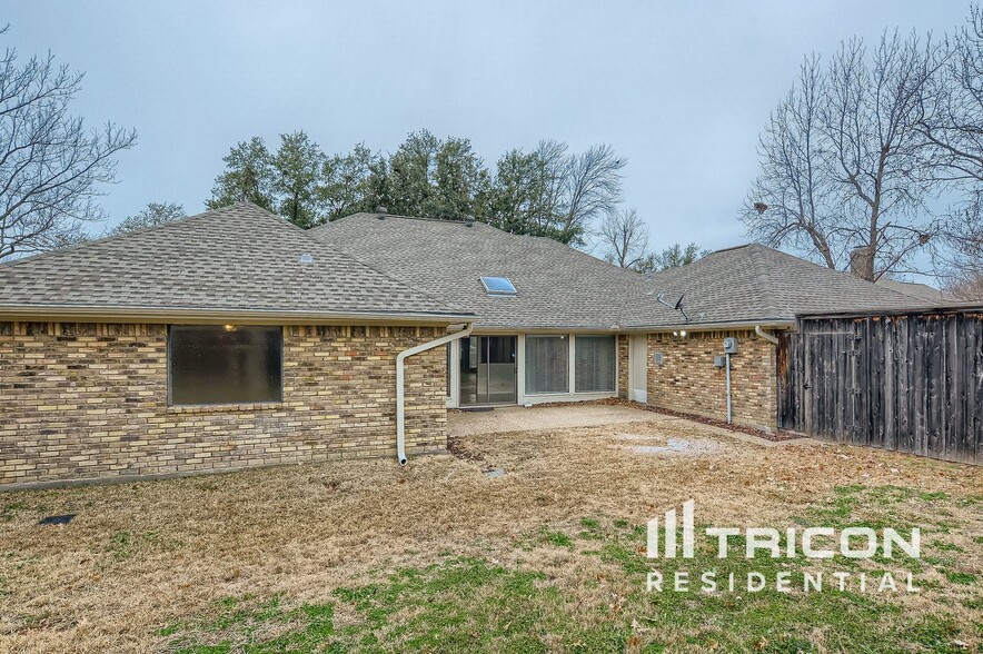 Building Photo - 1735 Plummer Dr