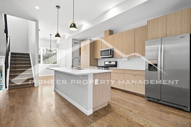 Building Photo - Gorgeous Townhome with Central AC and Rooftop Deck