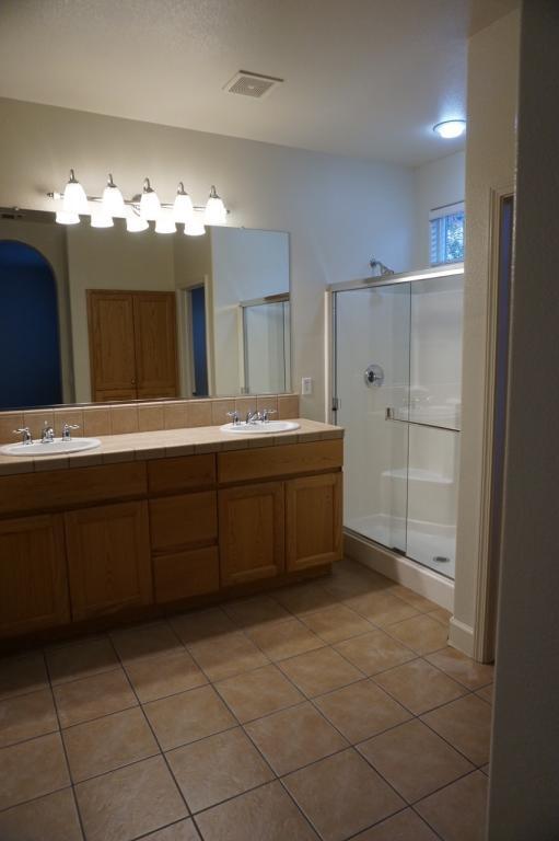 Building Photo - 424 Barclay Way