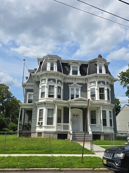 Building Photo - 121 E 4th Ave