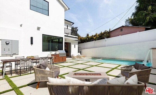 Building Photo - 2565 Patricia Ave