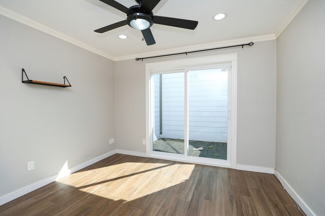 Building Photo - 2214 Holly Knoll St