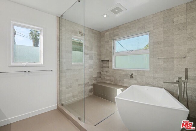 Building Photo - 10543 Almayo Ave