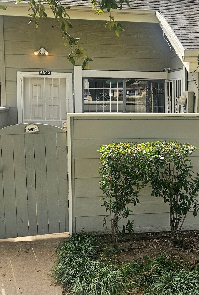 Building Photo - 6803 Greenway Chase St