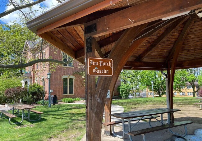 Building Photo - 251-253-253 Dakota Ave