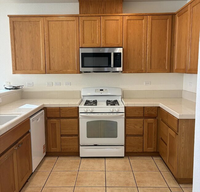 Building Photo - Spacious 4-Bedroom Haven with 2 Baths