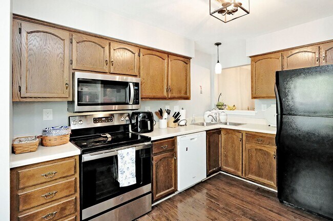 Building Photo - Pet-Friendly Forest Lakes North Townhome