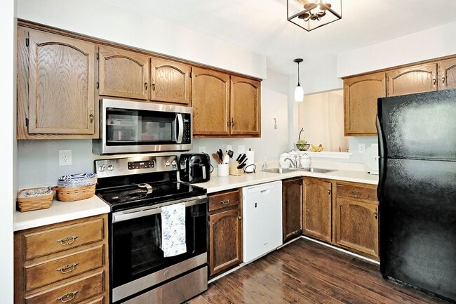 Building Photo - Small Pet-Friendly Forest Lakes North Townhome