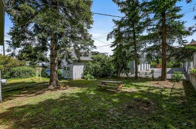 Building Photo - Modern Updates Meet Classic Charm in This ...