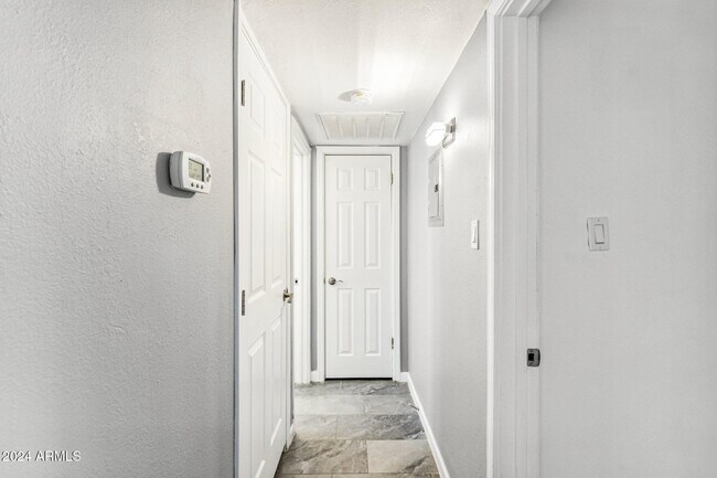 Building Photo - 502 E Roanoke Ave