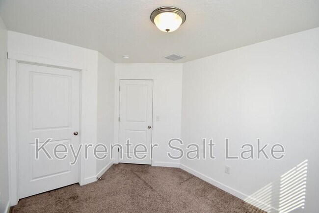 Building Photo - 555 N Willow Springs Ave