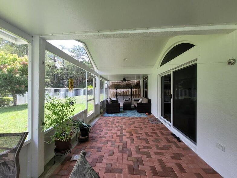 Building Photo - 10674 Oak Bend Way