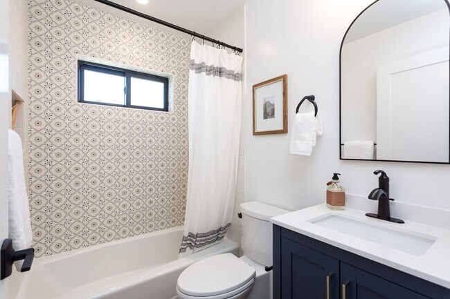 Building Photo - 2610-2612 Juan Street