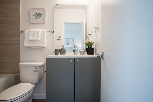 Building Photo - Modern 3BR/3.5BA Townhouse with Rooftop Views in Yesler Terrace