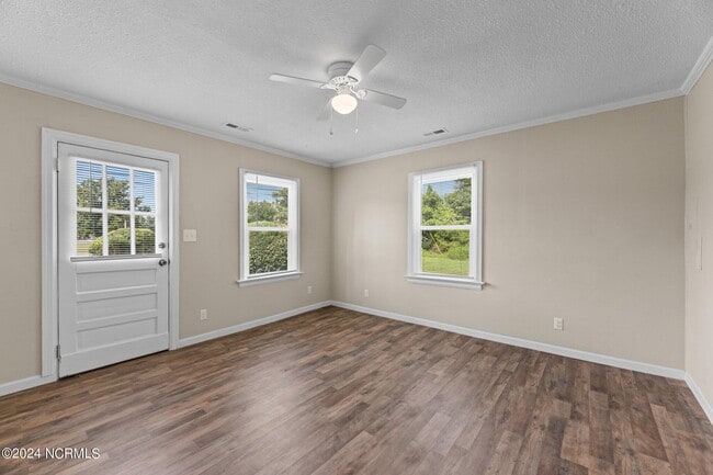 Building Photo - 2810 Oaks Rd