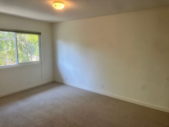 Building Photo - Derby Street Triplex