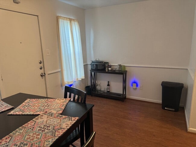 Building Photo - DECEMBER MOVE IN!  Cute 3 Bedroom 1.5 Bath...