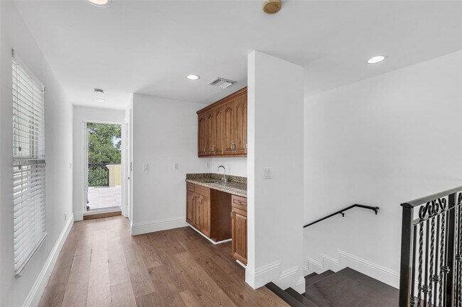 Building Photo - 416 SW 11th St