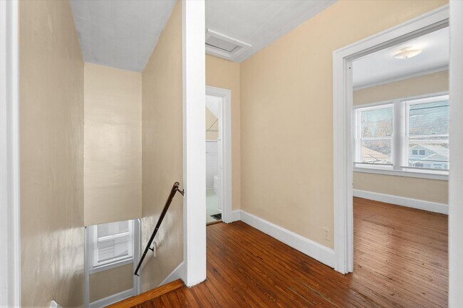 Building Photo - Spacious 4BR/2BA Home with Hardwood Floors Throughout!