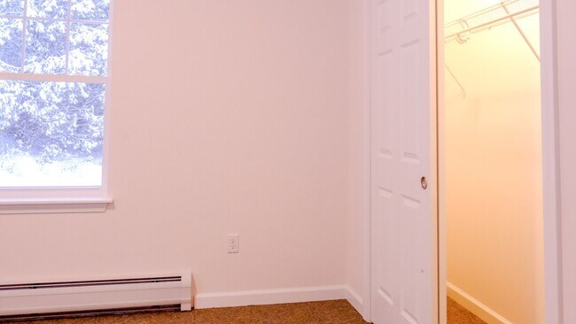 Building Photo - 2 bed, 1 bath apartment with washer and dryer included