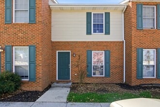 Building Photo - Pet Friendly 2 Bed/2 Bath Townhouse Close to Campus