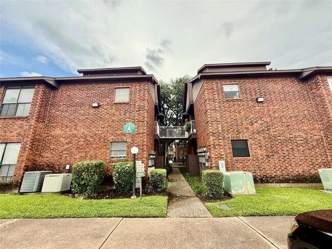 Building Photo - 3100 Walnut Bend Ln