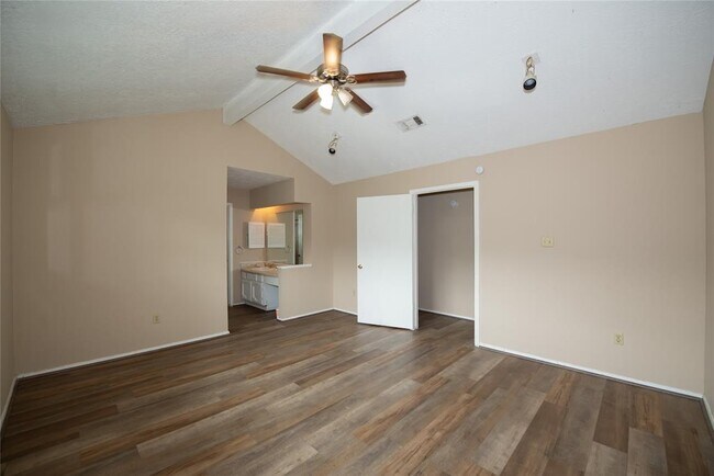 Building Photo - 16774 Glen Eagle Dr N