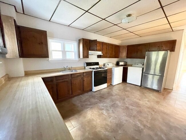 Building Photo - 26-28-28 Harbor View St