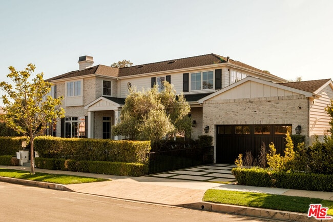 Building Photo - 557 Chapala Dr